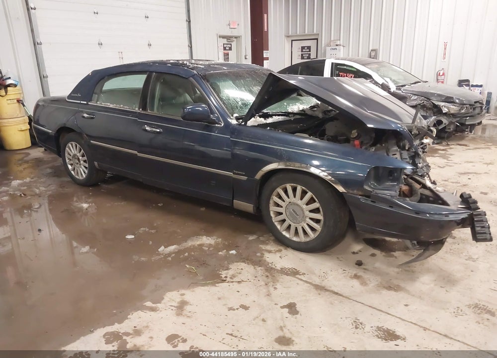 2003 LINCOLN TOWN CAR SIGNATURE VIN: 1LNHM82W43Y637935