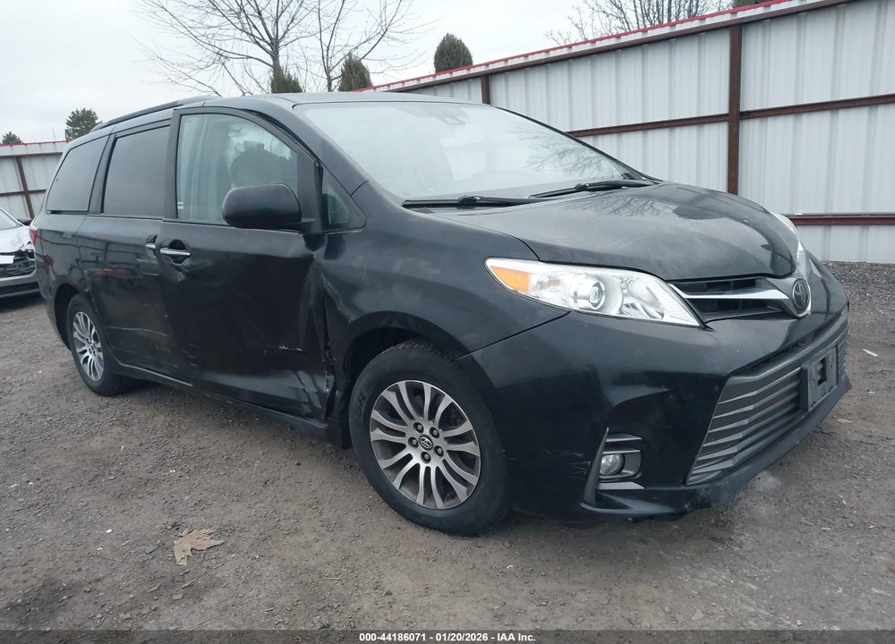 2018 TOYOTA SIENNA XLE 8 PASSENGER VIN: 5TDYZ3DC0JS911703