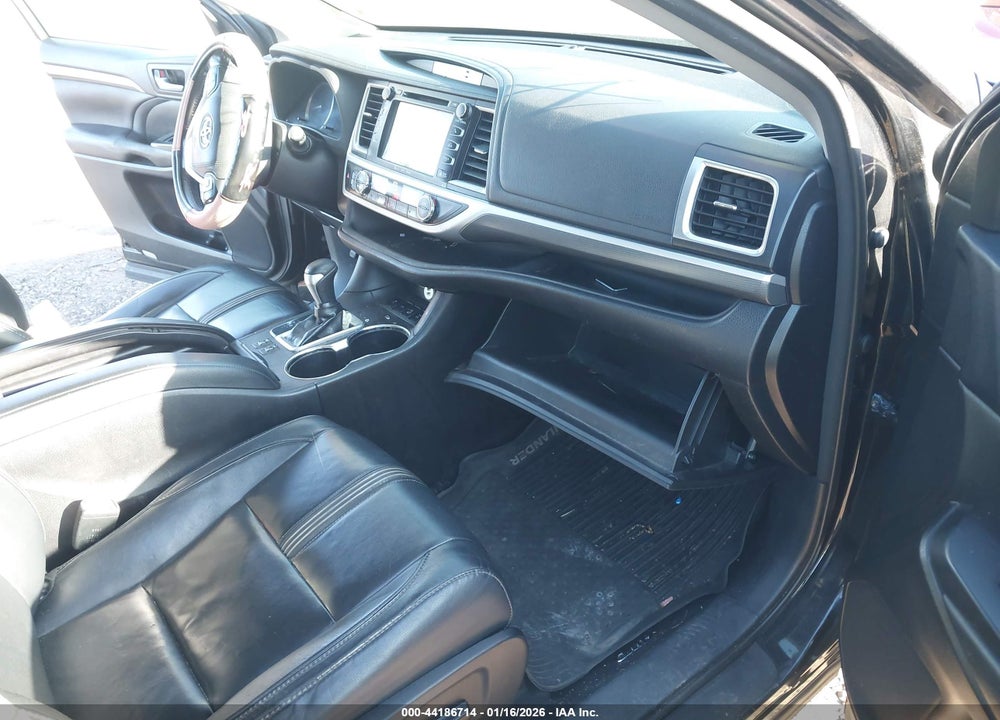 2017 TOYOTA HIGHLANDER SE VIN: 5TDJZRFH8HS432162
