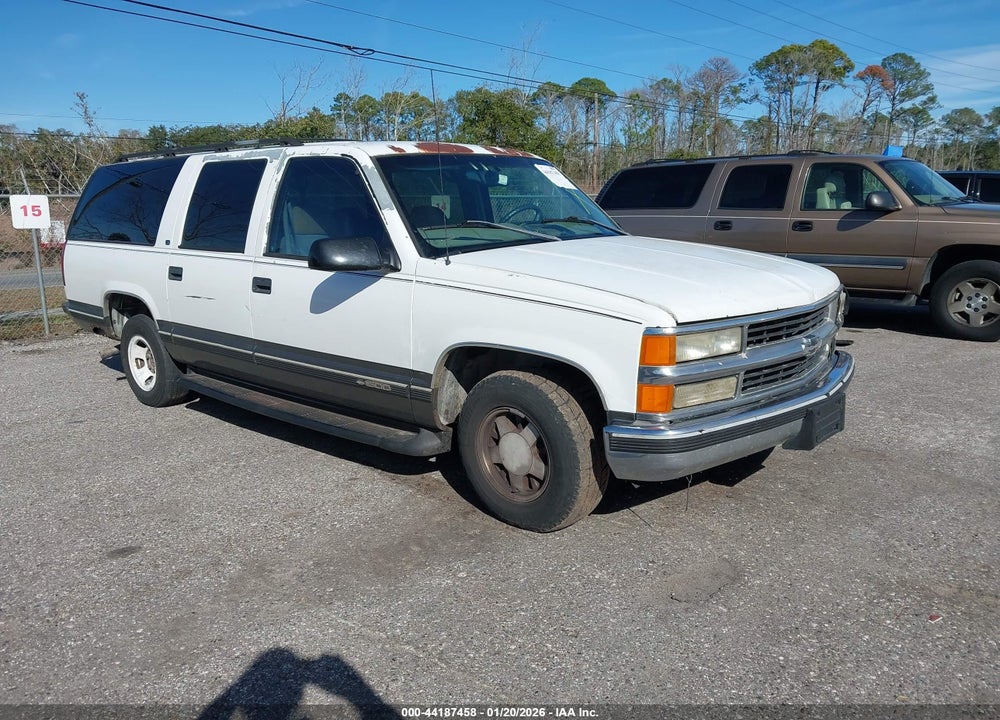 1999 CHEVROLET SUBURBAN 1500 LT VIN: 1GNEC16R8XJ328609