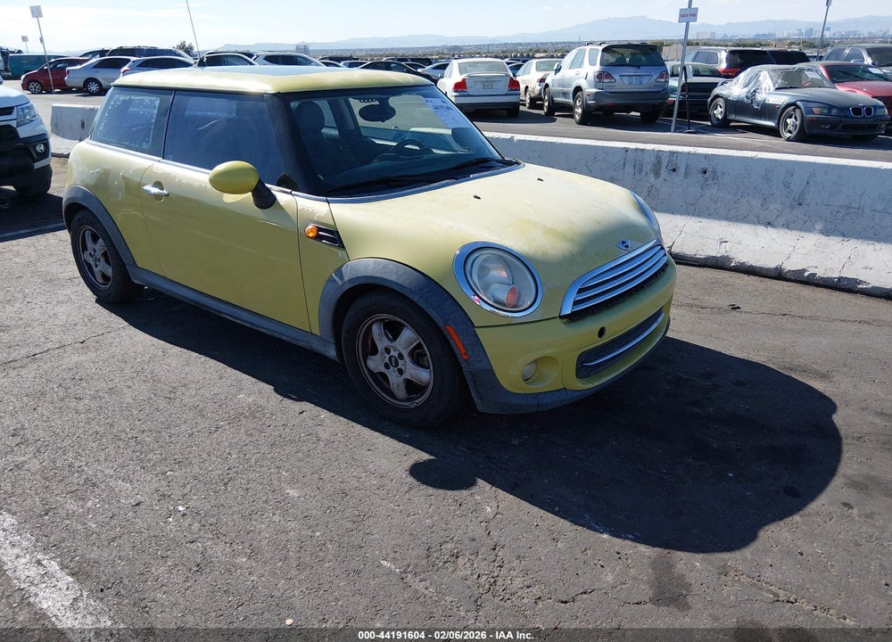 2011 MINI COOPER VIN: WMWSU3C56BT091182