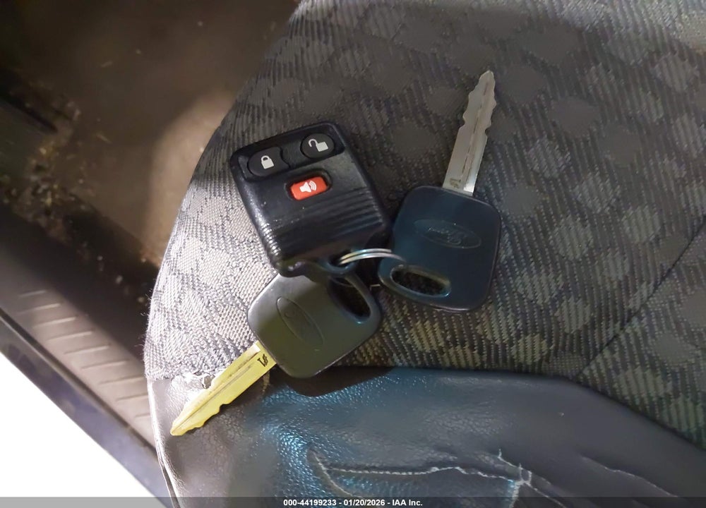 2002 FORD ESCAPE XLS VIN: 1FMYU01122KC36845