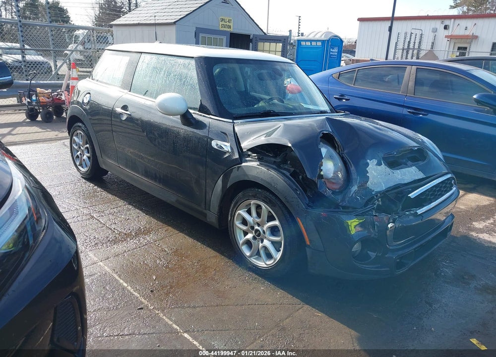2015 MINI HARDTOP COOPER S VIN: WMWXP7C51F2A40174