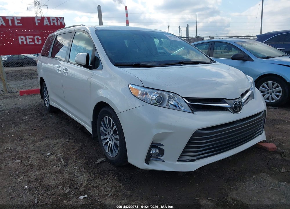 2018 TOYOTA SIENNA XLE 8 PASSENGER VIN: 5TDYZ3DC6JS926271