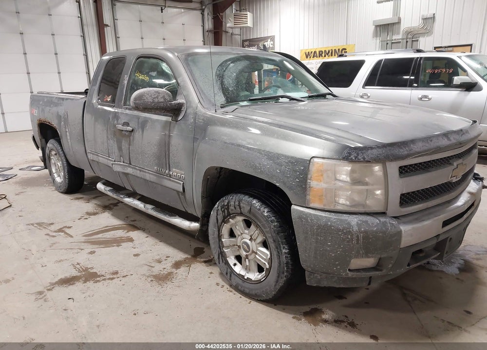 2011 CHEVROLET SILVERADO 1500 LT VIN: 1GCRKSE37BZ302223