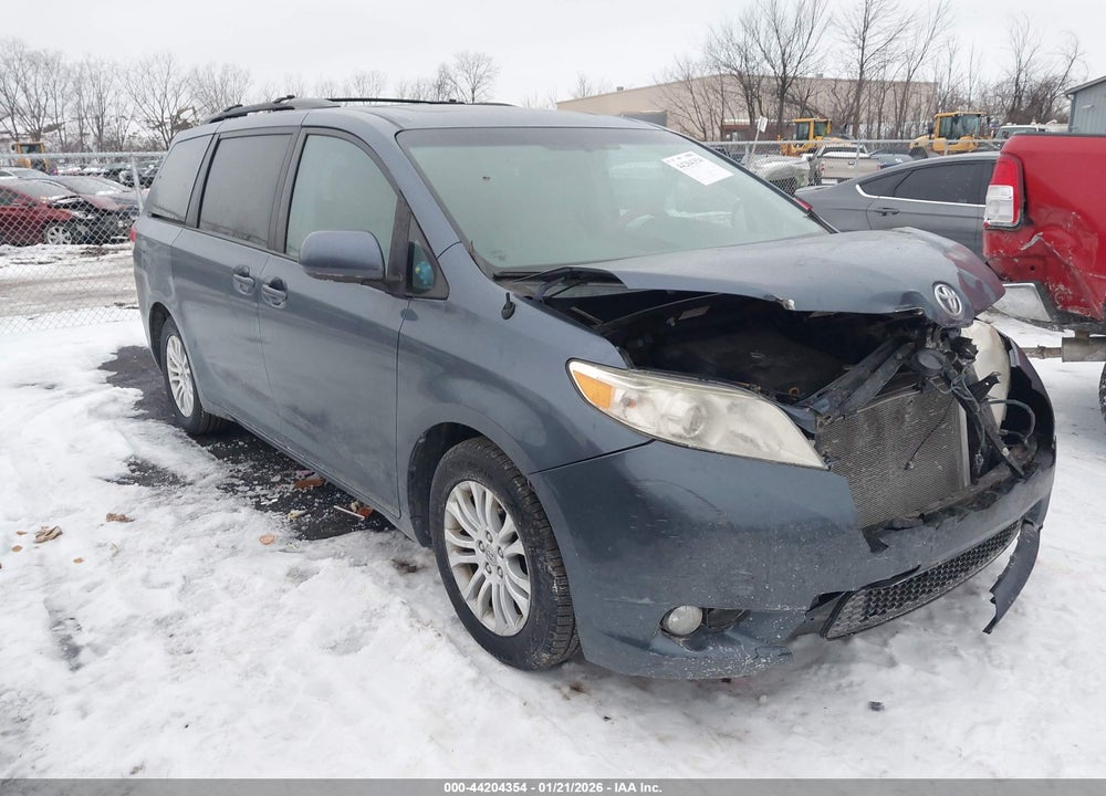 2013 TOYOTA SIENNA XLE V6 8 PASSENGER VIN: 5TDYK3DC1DS366278