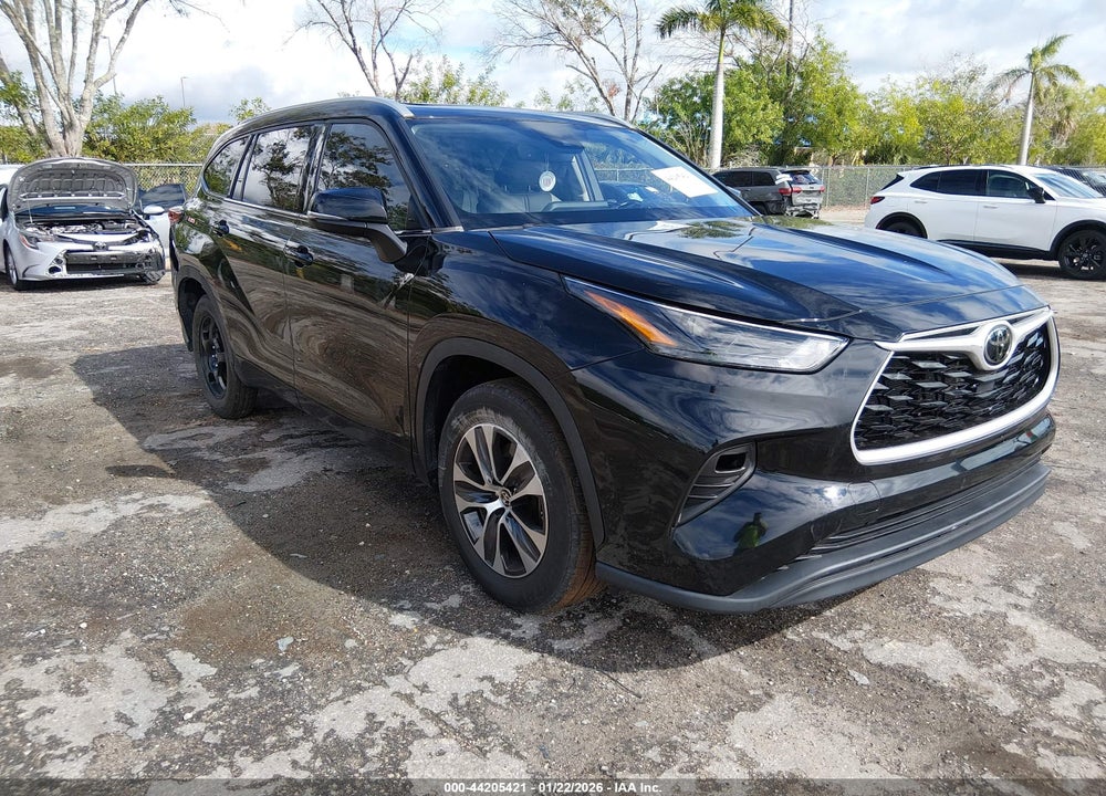 2022 TOYOTA HIGHLANDER XLE VIN: 5TDHZRAH2NS100848