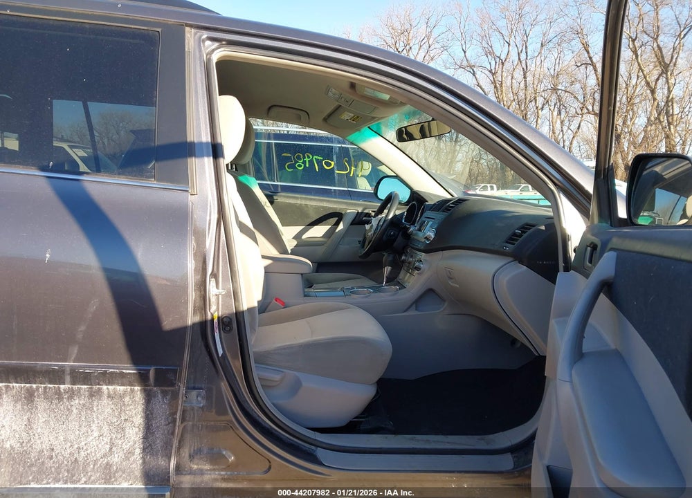 2011 TOYOTA HIGHLANDER BASE V6 VIN: 5TDZK3EHXBS037980