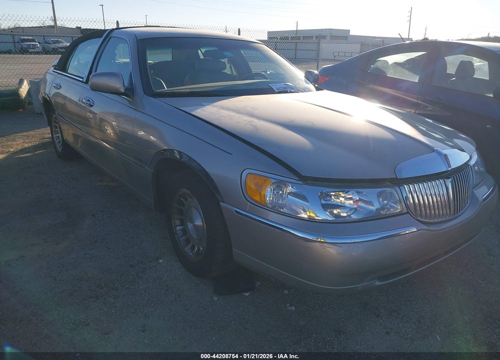 2002 LINCOLN TOWN CAR EXECUTIVE VIN: 1LNHM81WX2Y647577