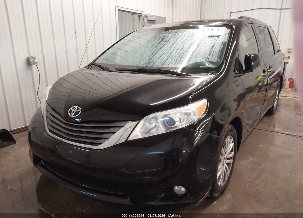 2014 TOYOTA SIENNA XLE V6 8 PASSENGER VIN: 5TDYK3DC7ES467391