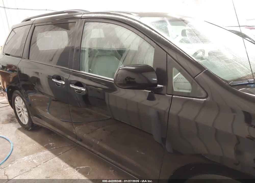 2014 TOYOTA SIENNA XLE V6 8 PASSENGER VIN: 5TDYK3DC7ES467391