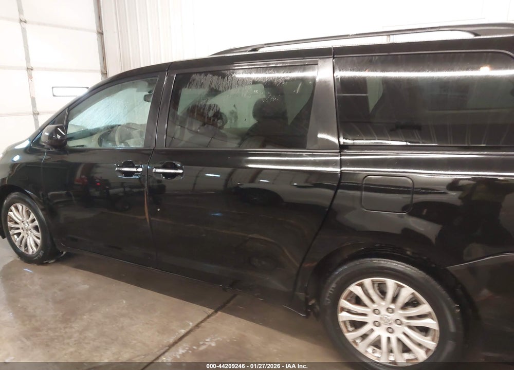 2014 TOYOTA SIENNA XLE V6 8 PASSENGER VIN: 5TDYK3DC7ES467391