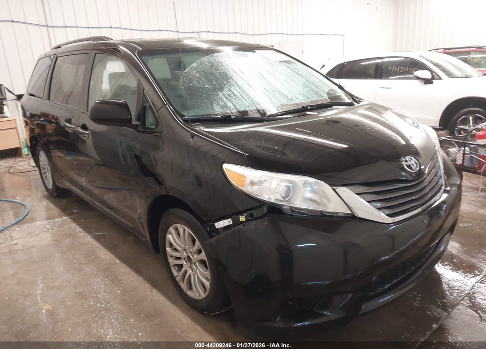 2014 TOYOTA SIENNA XLE V6 8 PASSENGER VIN: 5TDYK3DC7ES467391