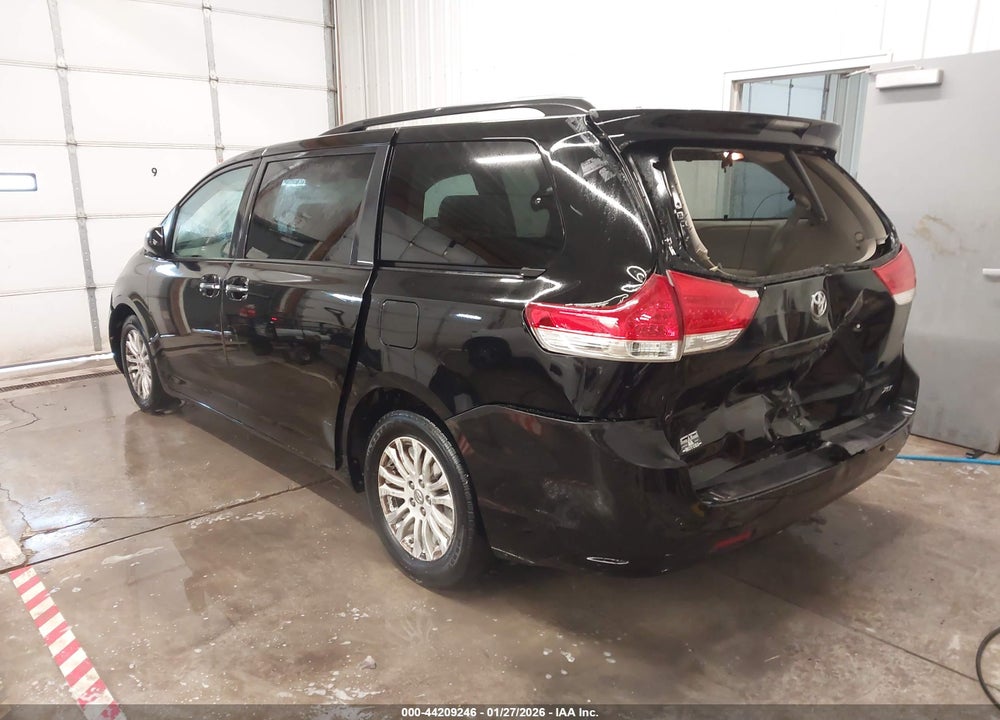 2014 TOYOTA SIENNA XLE V6 8 PASSENGER VIN: 5TDYK3DC7ES467391