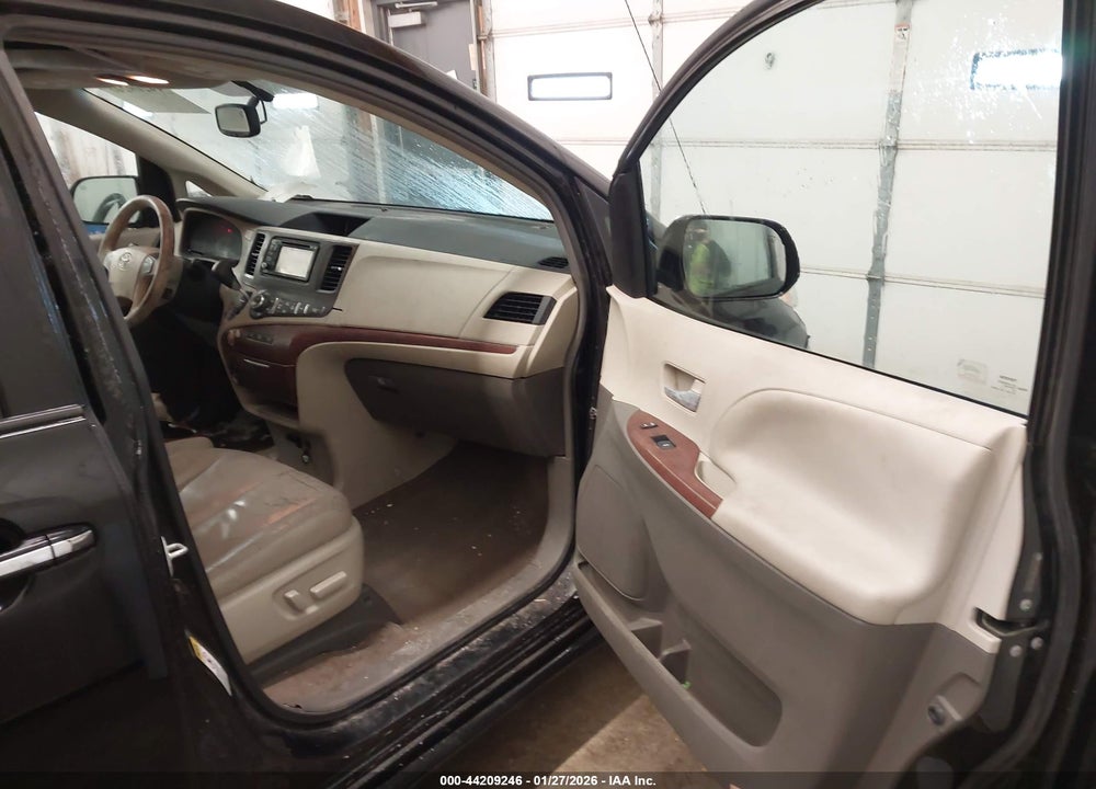 2014 TOYOTA SIENNA XLE V6 8 PASSENGER VIN: 5TDYK3DC7ES467391
