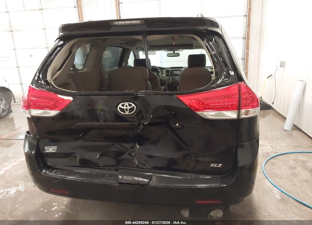 2014 TOYOTA SIENNA XLE V6 8 PASSENGER VIN: 5TDYK3DC7ES467391