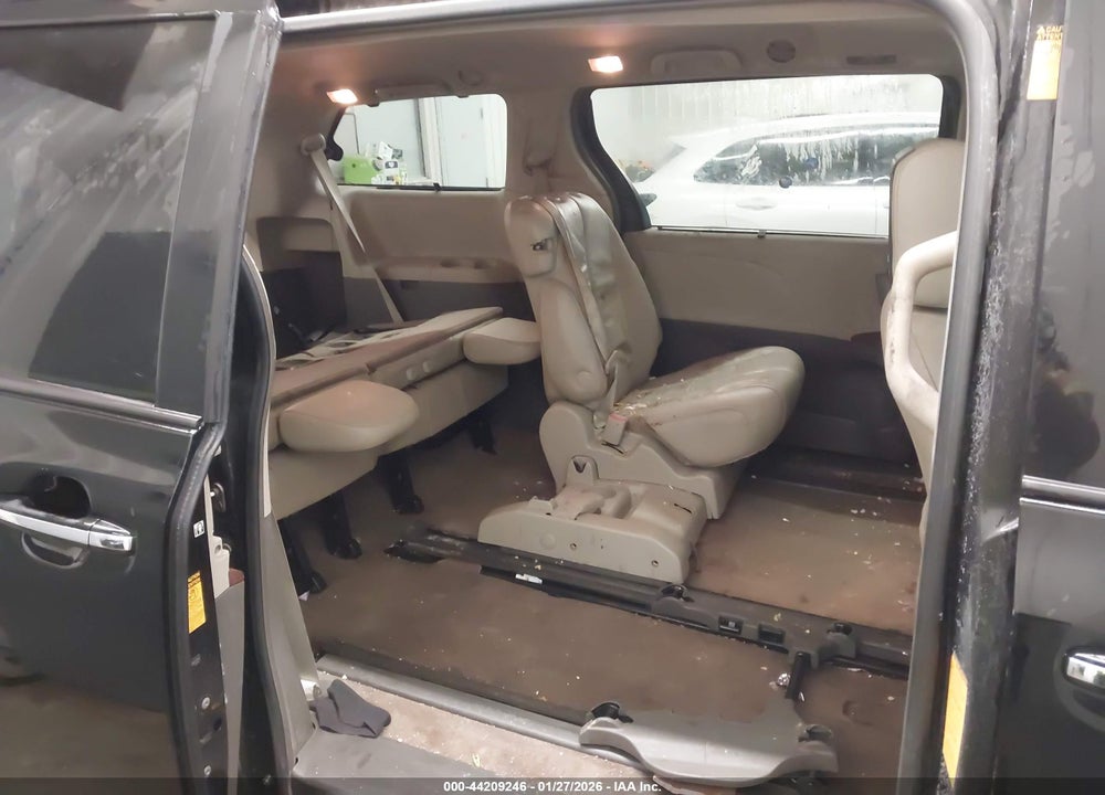 2014 TOYOTA SIENNA XLE V6 8 PASSENGER VIN: 5TDYK3DC7ES467391