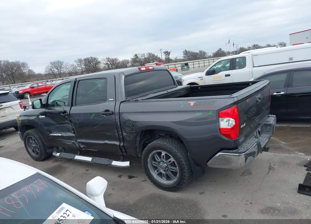 2018 TOYOTA TUNDRA SR5 5.7L V8 VIN: 5TFDW5F18JX686908