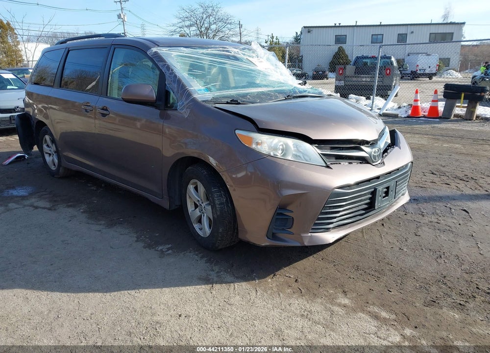 2018 TOYOTA SIENNA LE 8 PASSENGER VIN: 5TDKZ3DC9JS910944