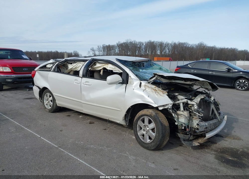 2008 TOYOTA SIENNA XLE VIN: 5TDZK22C48S212820