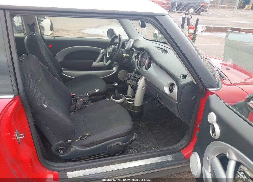 2005 MINI COOPER VIN: WMWRC335X5TK60335