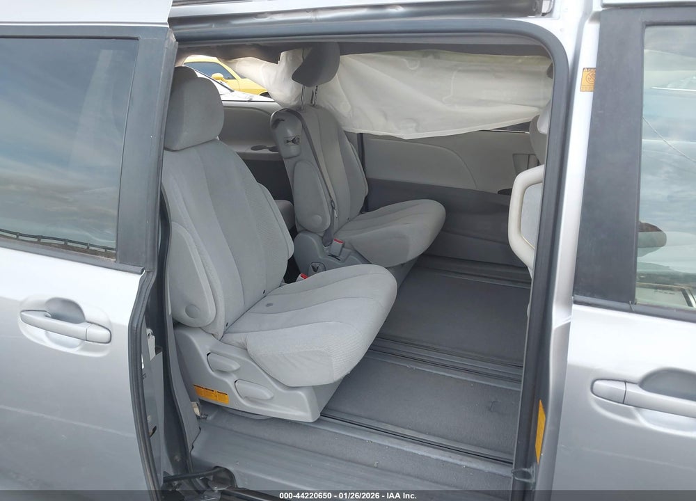 2011 TOYOTA SIENNA LE V6 VIN: 5TDKK3DC6BS019483