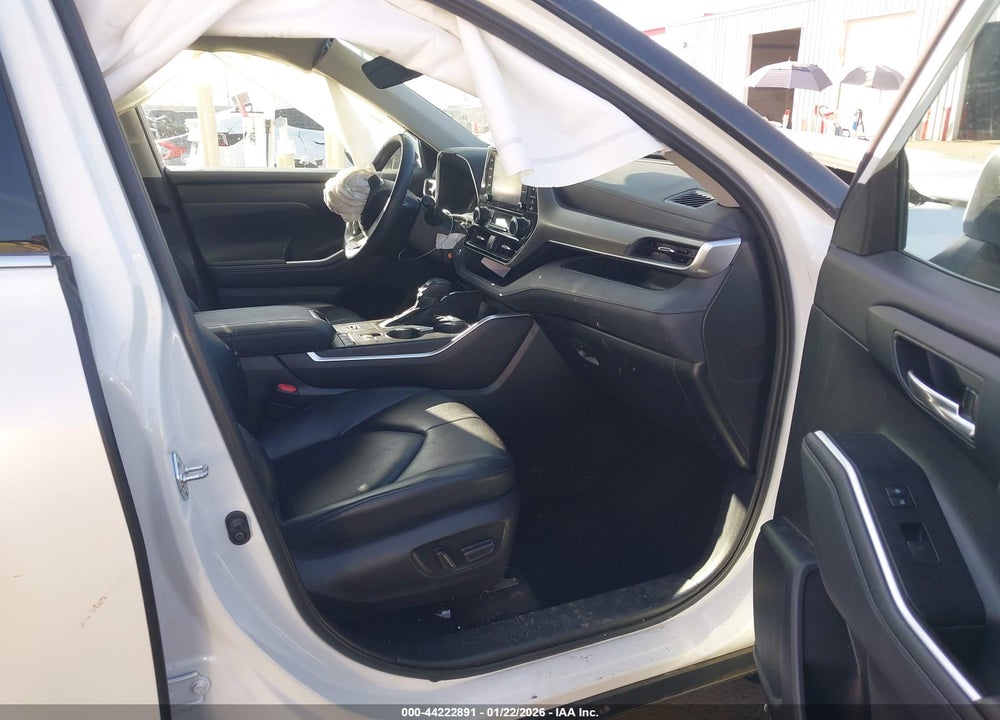 2022 TOYOTA HIGHLANDER XLE VIN: 5TDHZRAH7NS091709