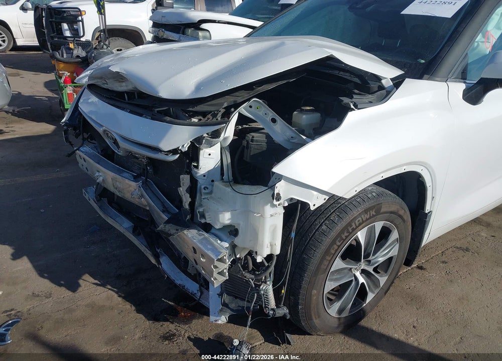 2022 TOYOTA HIGHLANDER XLE VIN: 5TDHZRAH7NS091709