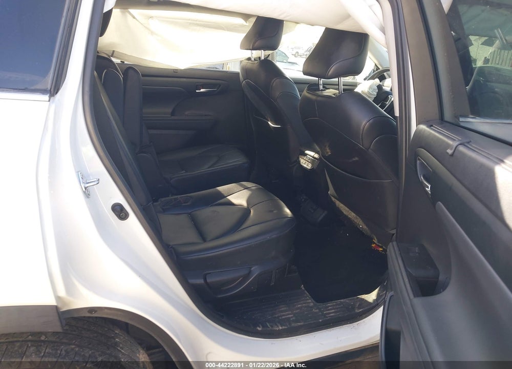 2022 TOYOTA HIGHLANDER XLE VIN: 5TDHZRAH7NS091709