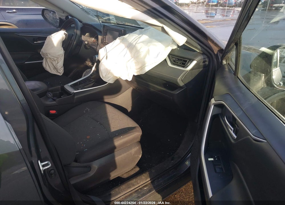 2021 TOYOTA RAV4 XLE VIN: 2T3P1RFV2MC176456
