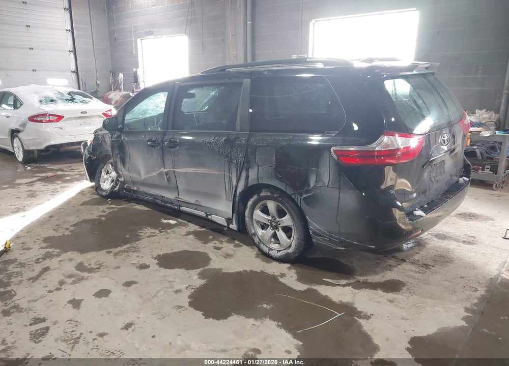 2018 TOYOTA SIENNA LE 8 PASSENGER VIN: 5TDKZ3DC8JS945278