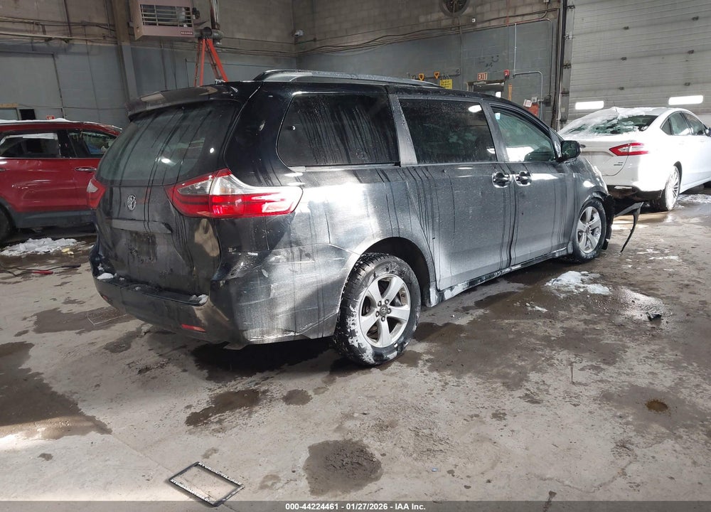 2018 TOYOTA SIENNA LE 8 PASSENGER VIN: 5TDKZ3DC8JS945278