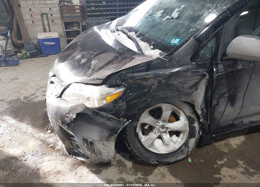 2018 TOYOTA SIENNA LE 8 PASSENGER VIN: 5TDKZ3DC8JS945278