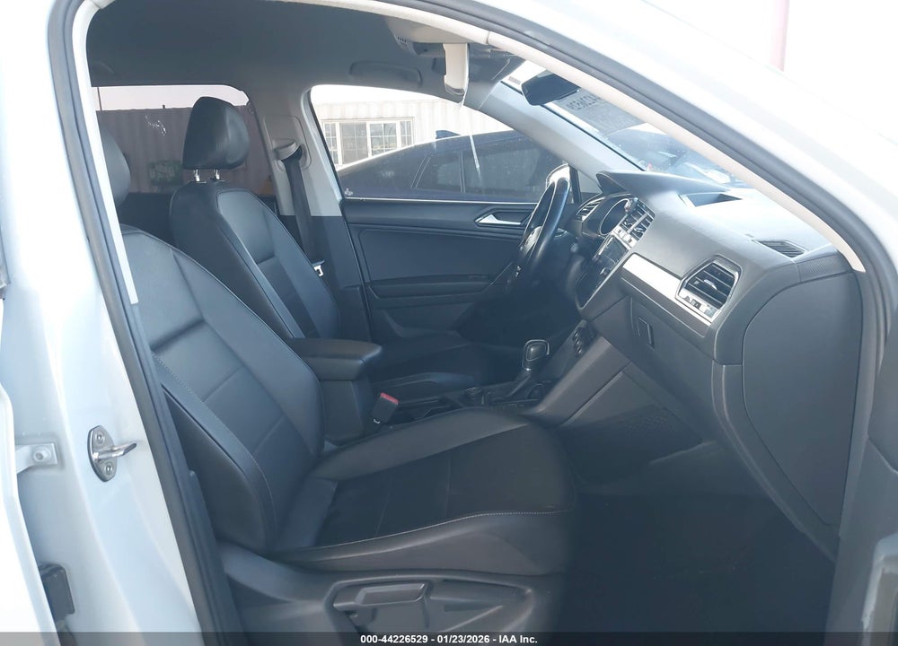 2018 VOLKSWAGEN TIGUAN 2.0T SE/2.0T SEL VIN: 3VV2B7AX4JM219843