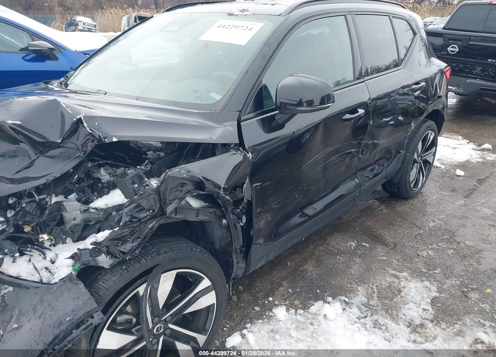 2023 VOLVO XC40 B5 PLUS DARK THEME VIN: YV4L12UW1P2112497