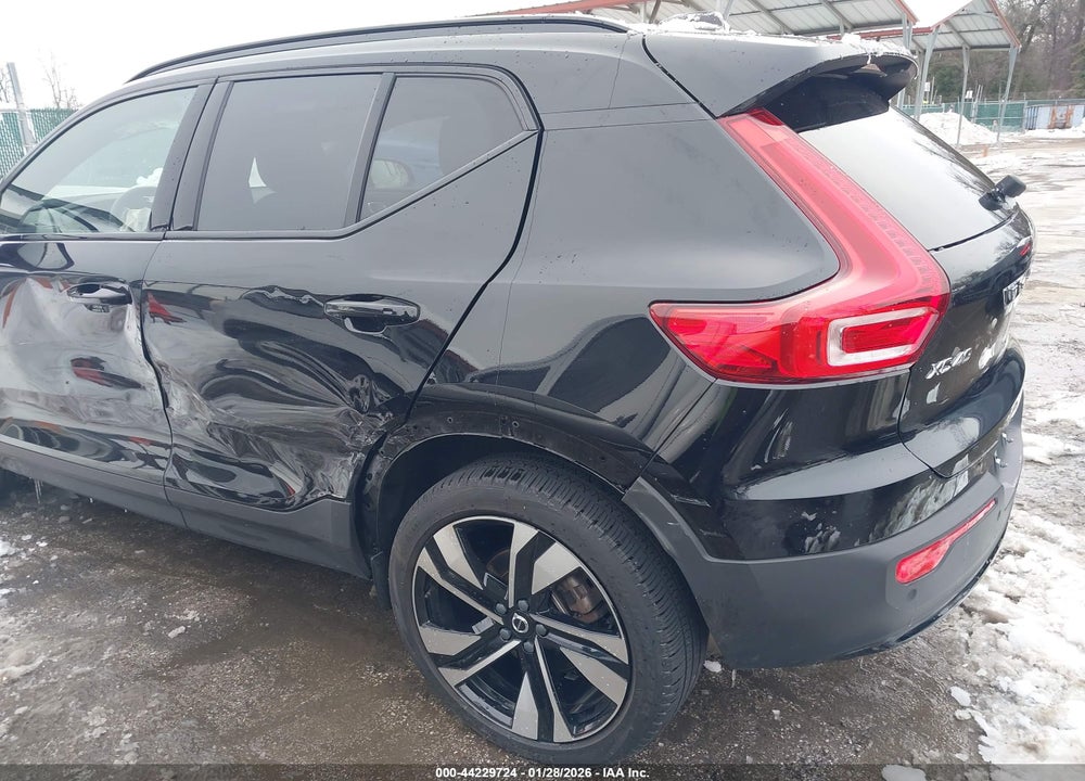 2023 VOLVO XC40 B5 PLUS DARK THEME VIN: YV4L12UW1P2112497