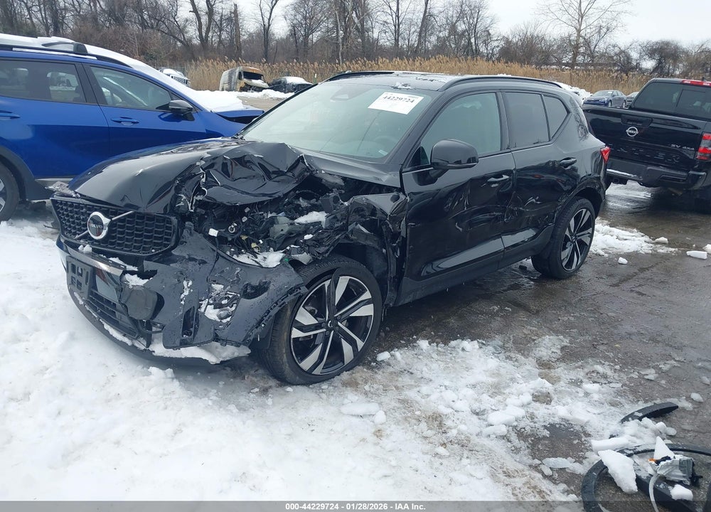 2023 VOLVO XC40 B5 PLUS DARK THEME VIN: YV4L12UW1P2112497