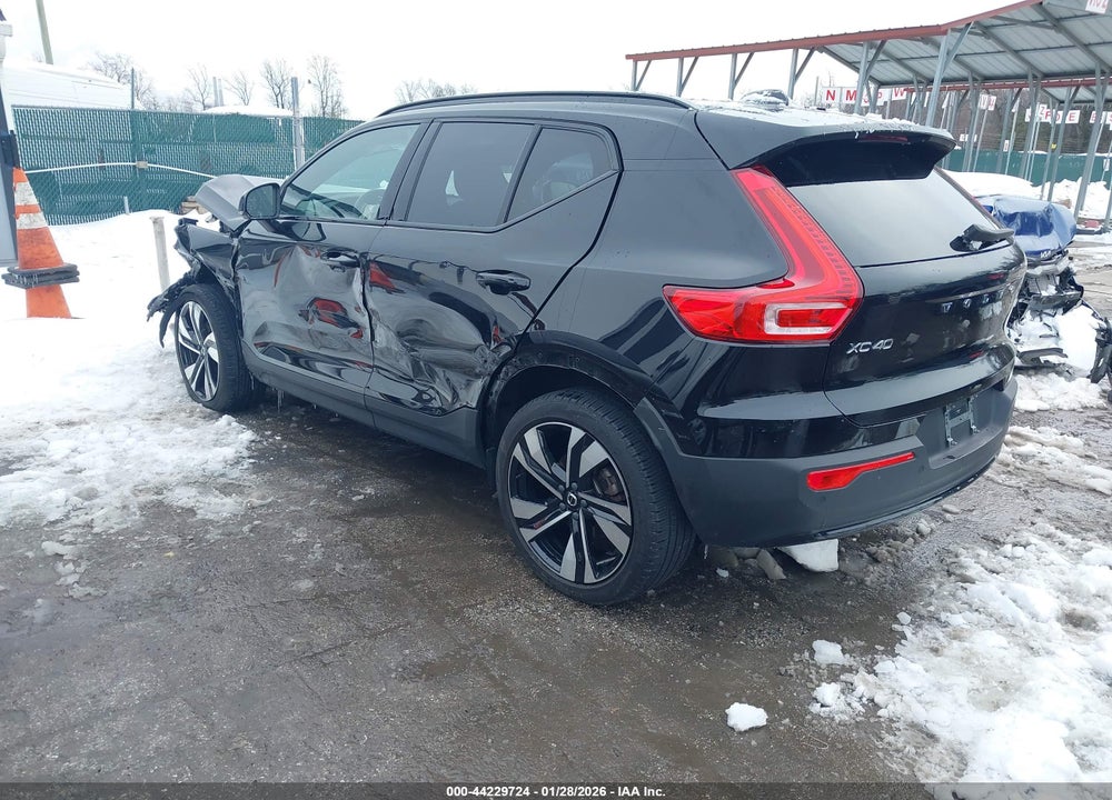 2023 VOLVO XC40 B5 PLUS DARK THEME VIN: YV4L12UW1P2112497