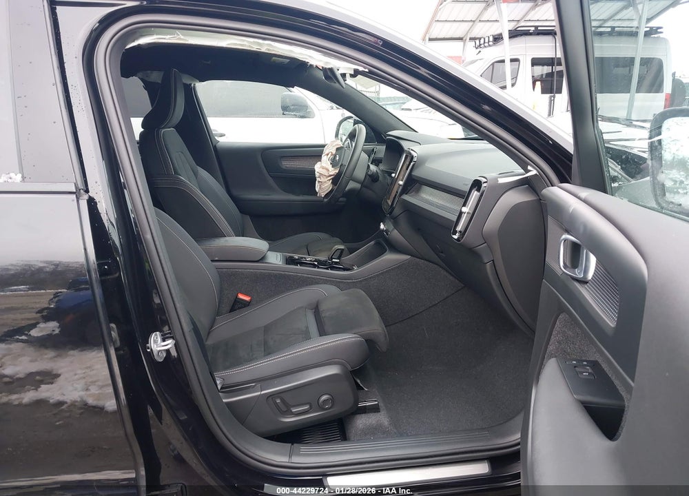2023 VOLVO XC40 B5 PLUS DARK THEME VIN: YV4L12UW1P2112497