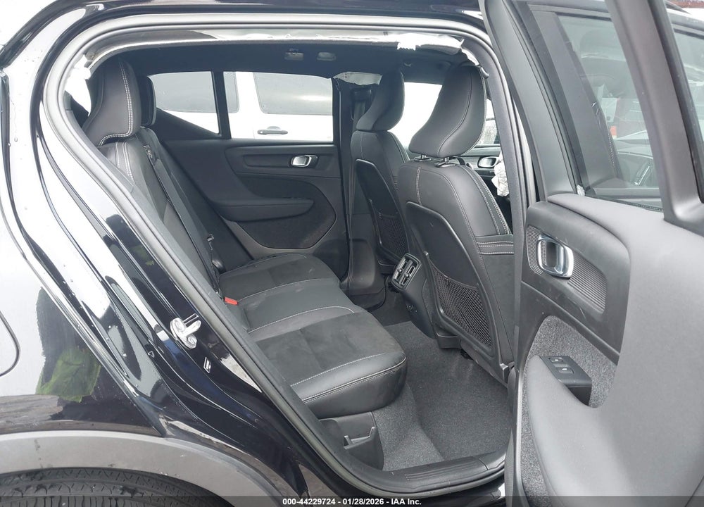 2023 VOLVO XC40 B5 PLUS DARK THEME VIN: YV4L12UW1P2112497