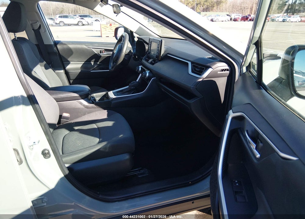 2021 TOYOTA RAV4 XLE VIN: 2T3W1RFV3MW148675