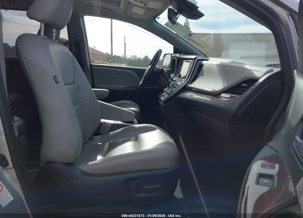 2019 TOYOTA SIENNA LIMITED PREMIUM 7 PASSENGER VIN: 5TDYZ3DC6KS995527