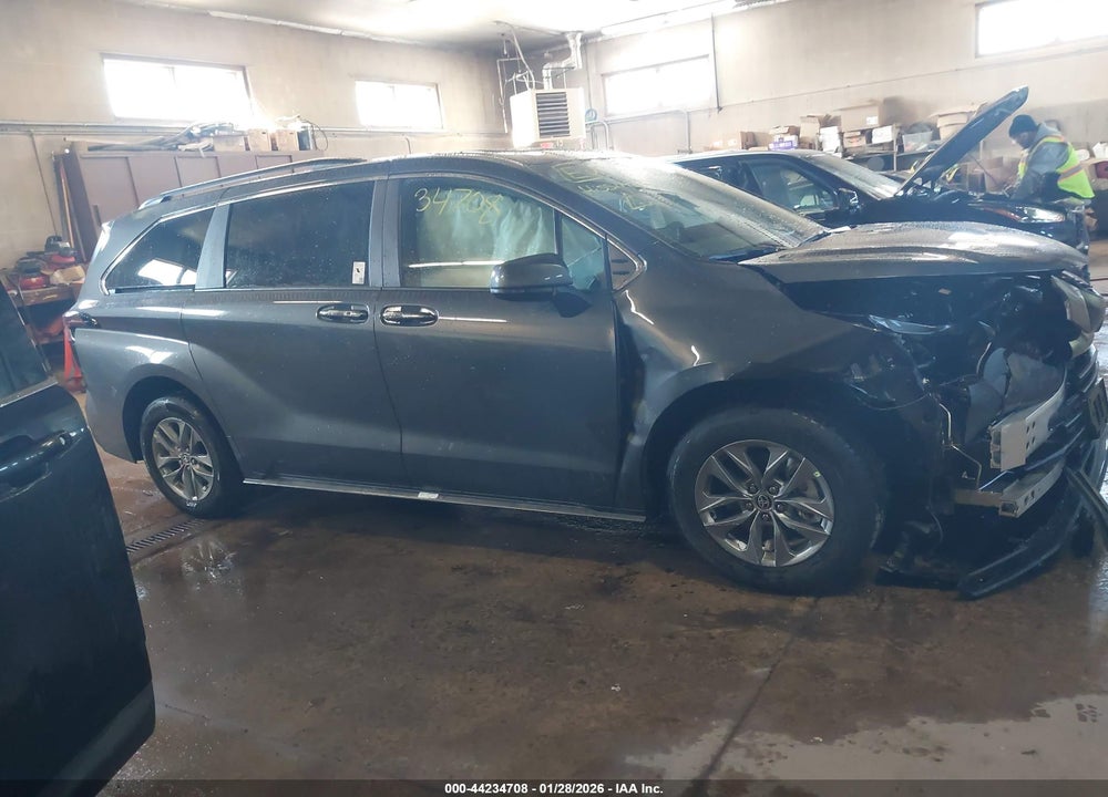 2025 TOYOTA SIENNA XLE VIN: 5TDYRKEC0SS289999