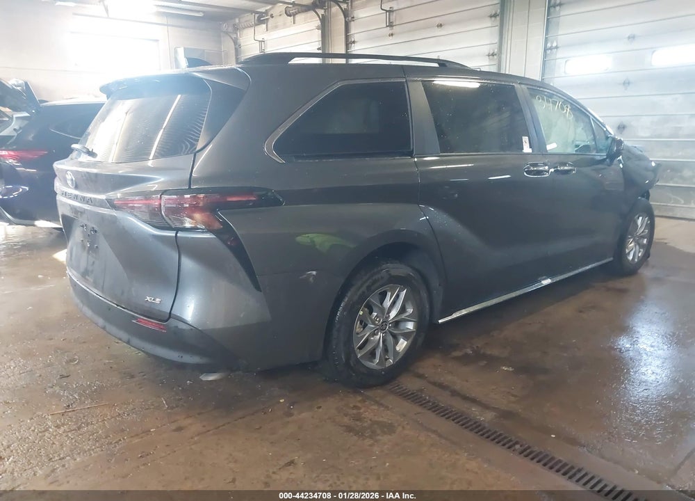 2025 TOYOTA SIENNA XLE VIN: 5TDYRKEC0SS289999
