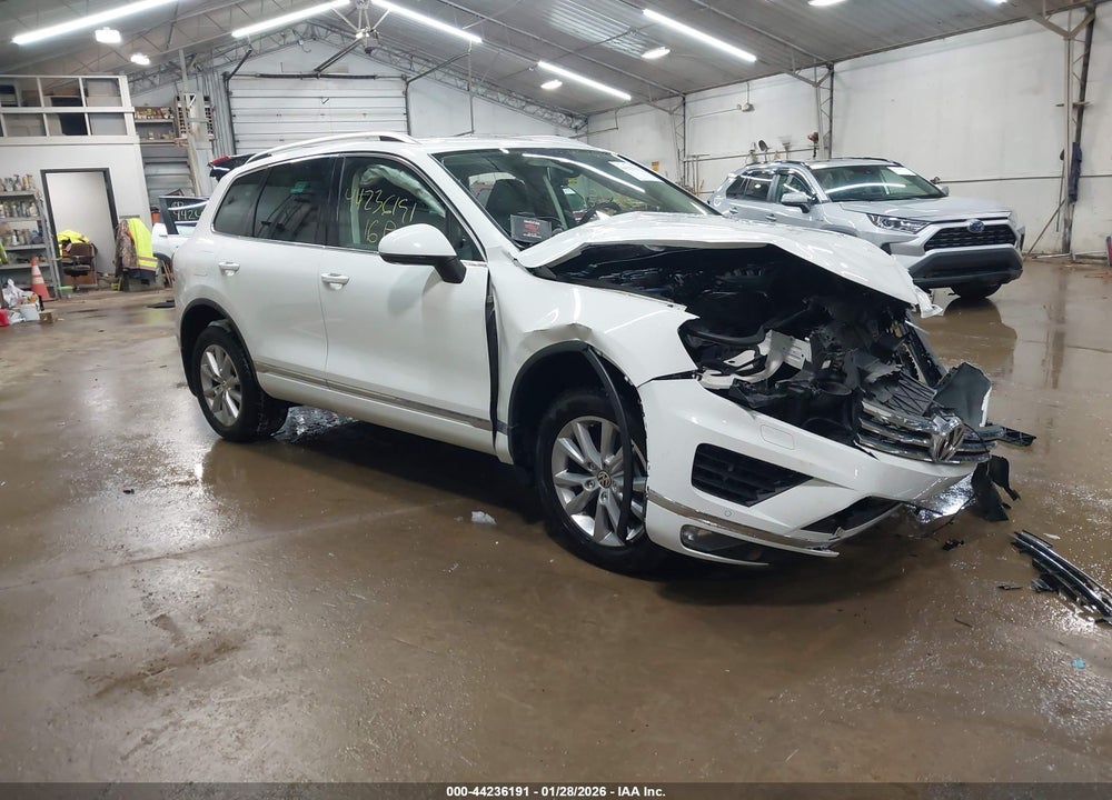 2016 VOLKSWAGEN TOUAREG VIN: WVGEF9BP4GD011312