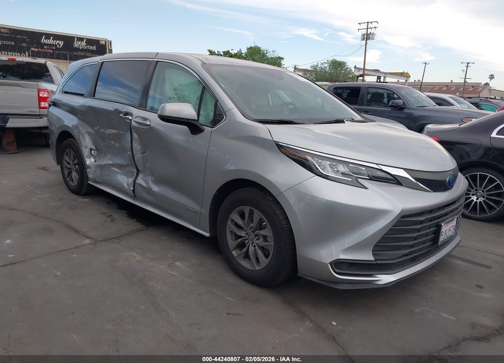 2021 TOYOTA SIENNA LE VIN: 5TDKRKEC1MS043892