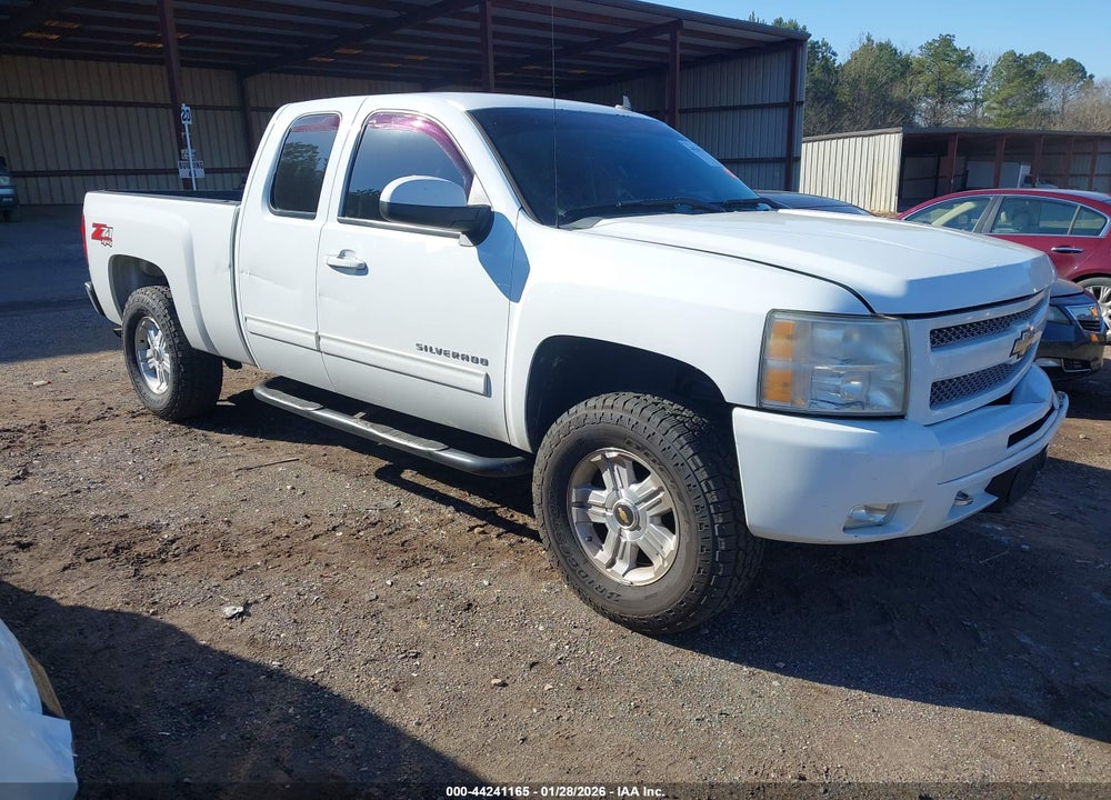 2011 CHEVROLET SILVERADO 1500 LT VIN: 1GCRKSE37BZ414049