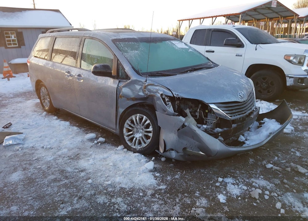 2013 TOYOTA SIENNA XLE V6 8 PASSENGER VIN: 5TDYK3DC7DS360419