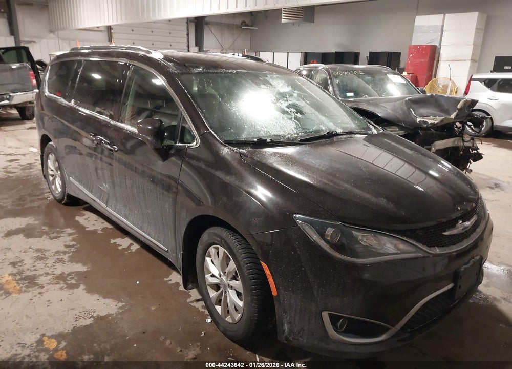 2019 CHRYSLER PACIFICA TOURING L VIN: 2C4RC1BG1KR570662