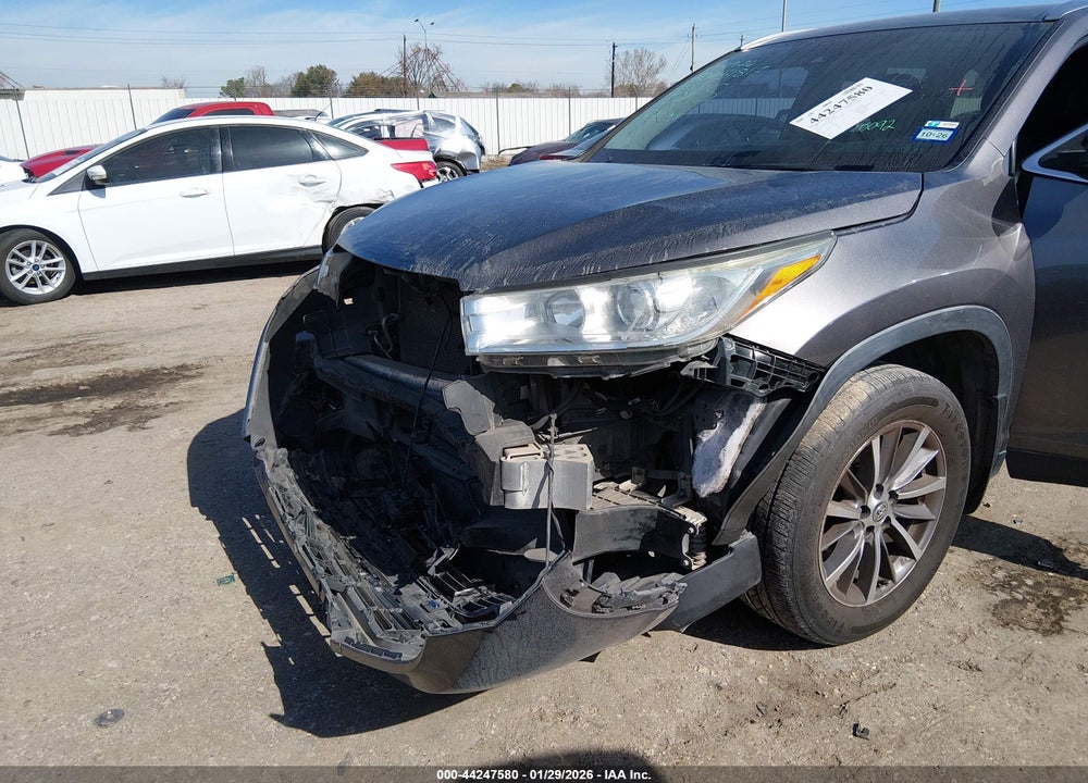 2019 TOYOTA HIGHLANDER XLE VIN: 5TDJZRFH5KS584942